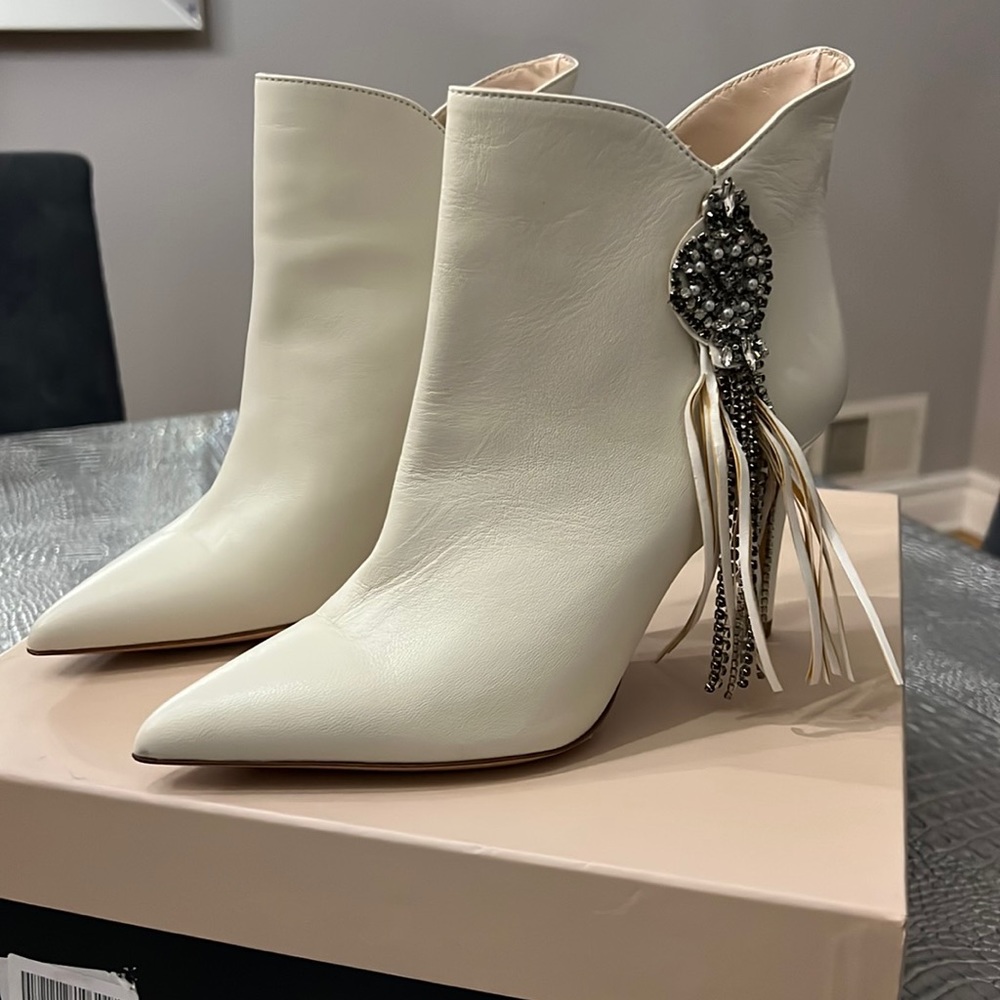 TWINSET White leather booties. Size 37. New in box